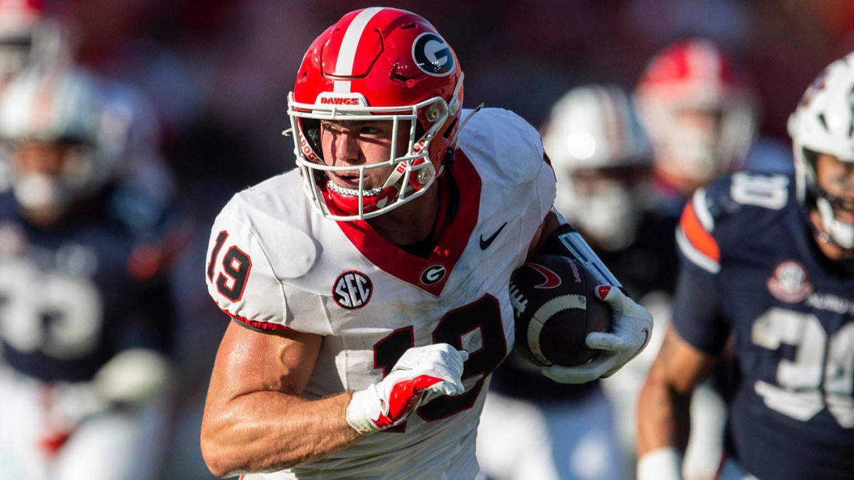 Brock Bowers put the No. 1 Dawgs on his BACK 