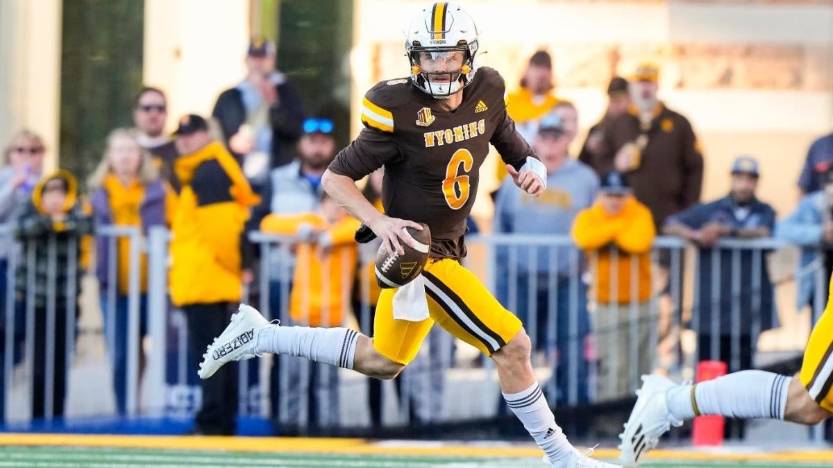 College football odds, picks, predictions for Week 3, including Texas vs.  Wyoming