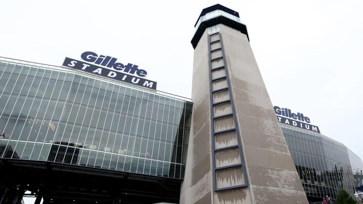 Pats fans line up outside Gillette Stadium pro shop