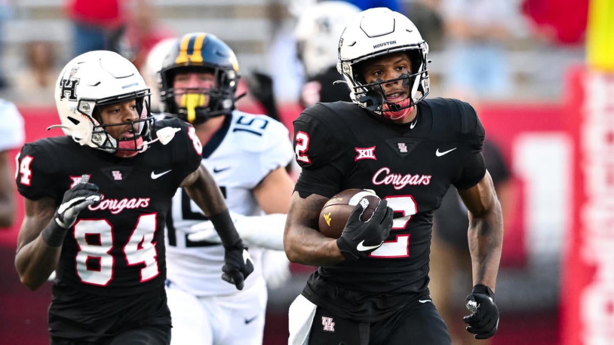 Houston Cougars wide receiver Bryson Smith (1) runs in to the end zone for  a fourth quarter touch down during the game between Temple Owls and University  of Houston Cougars at TDECU