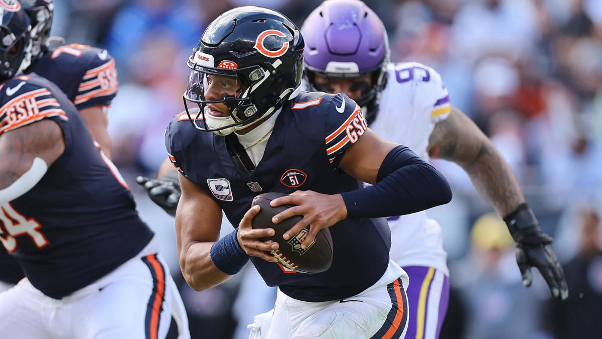 Bears' Justin Fields Exits Week 6 Vs. Vikings With Hand Injury; Backup ...