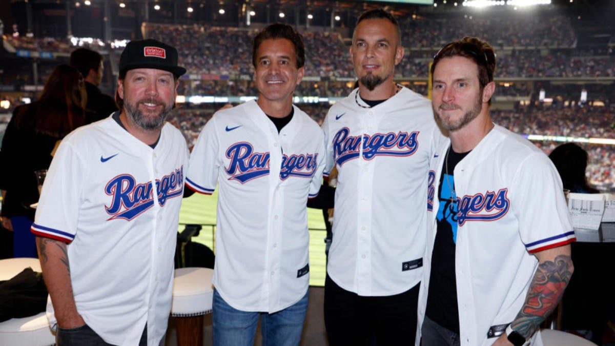 Texas Rangers fans sing along to Creed's 'Higher' during ALDS