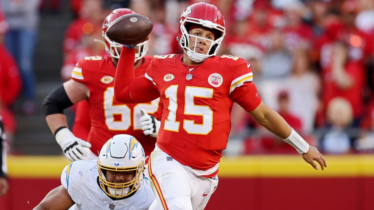 Chiefs dominate Chargers with second half stifling