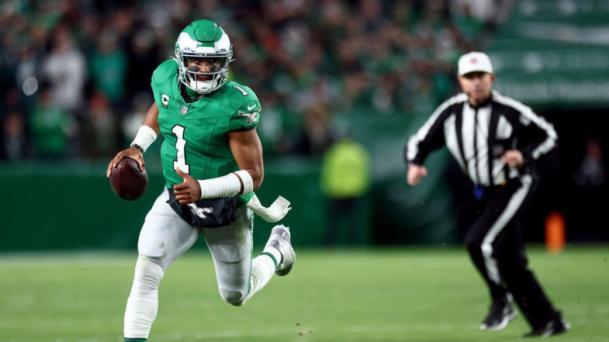 Eagles' Jalen Hurts delivered his best half of the season, as he continues  to build a case for the future