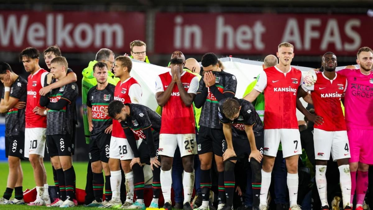 Netherlands forward Bas Dost collapses during game as match between AZ  Alkmaar and NEC Nijmegen suspended - CBSSports.com