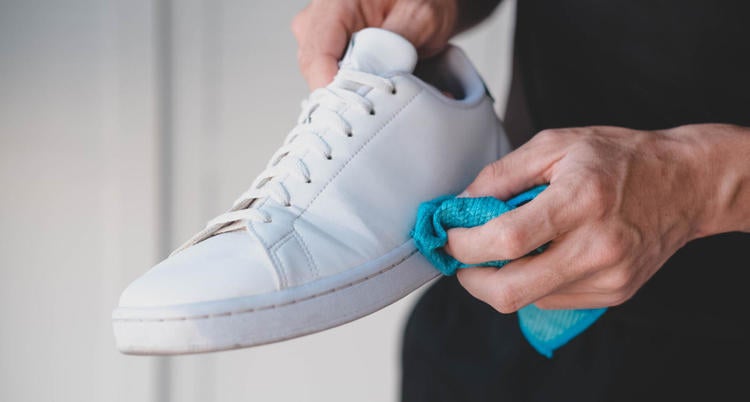 Cleaning an Air Jordan 1 Off-White in 4 minutes!
