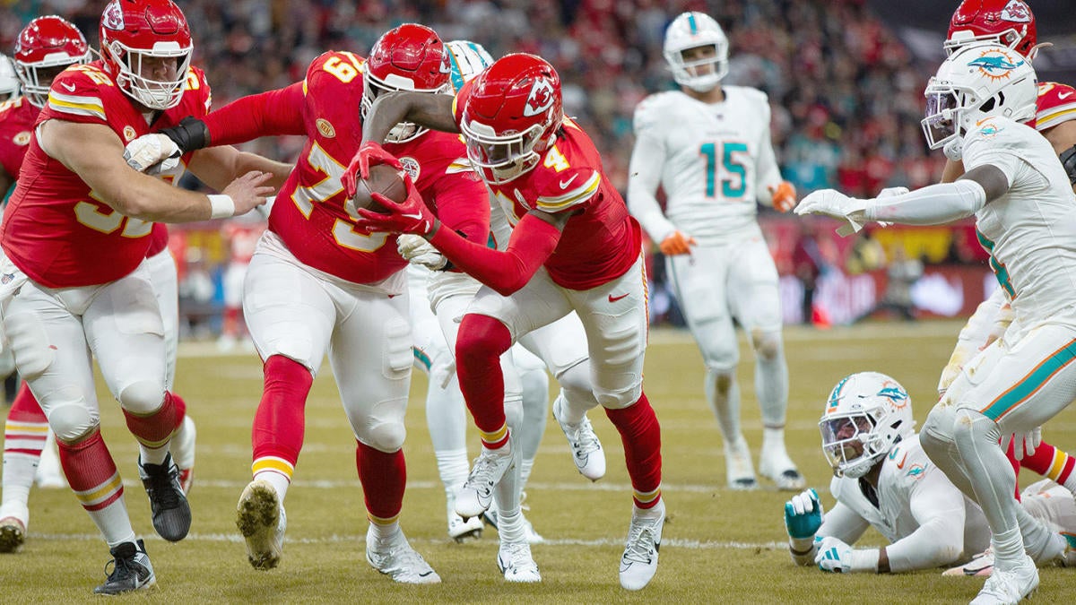 Chiefs vs. Dolphins score: Kansas City survives Miami's second-half rally, moves to 7-2 with win in Germany thumbnail