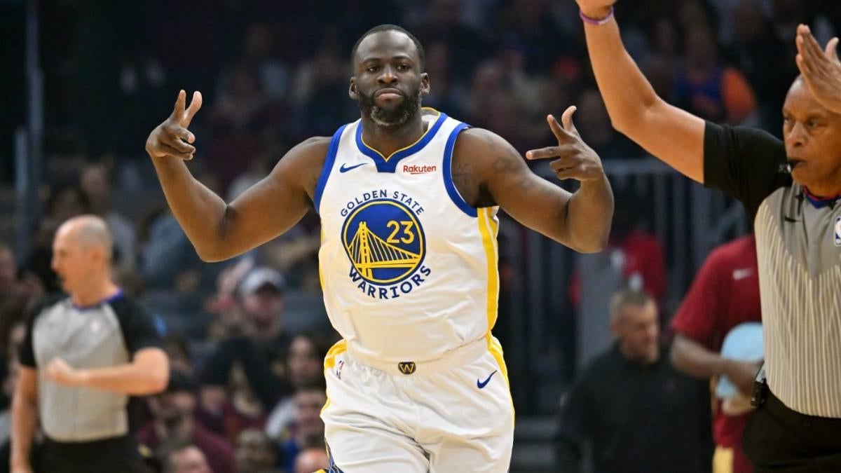 Warriors' Draymond Green reacts to getting hit below the belt against ...