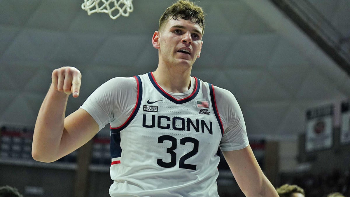 UConn star Donovan Clingan expected to miss 3-4 weeks with tendon injury in right foot