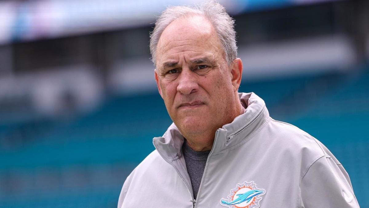 Dolphins' Bradley Chubb says defensive coordinator Vic Fangio has yet to  laugh in Miami - CBSSports.com