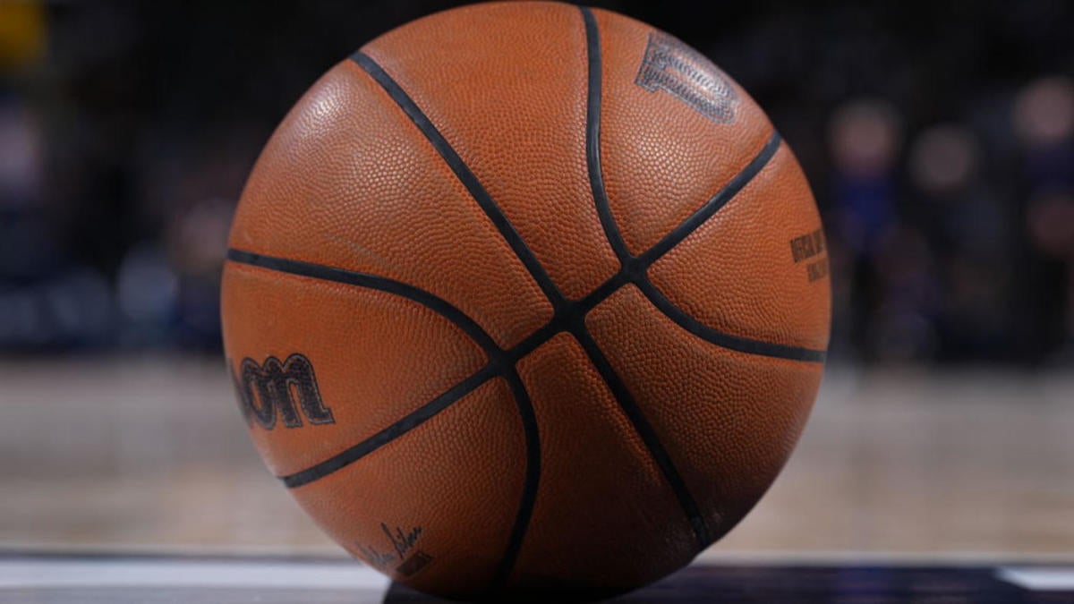 Een basketbalcoach voor meisjes op een middelbare school verdedigt het team nadat het een 95-0 overwinning heeft geboekt