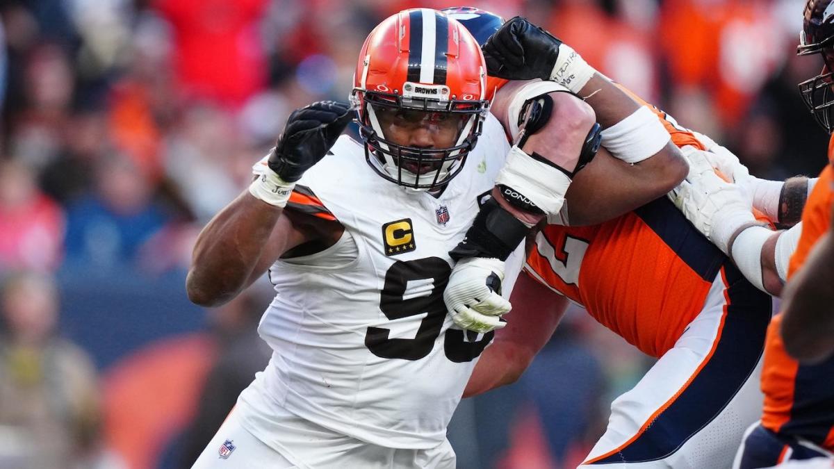 Browns' Myles Garrett 'day-to-day' with shoulder injury suffered in loss to  Broncos - CBSSports.com