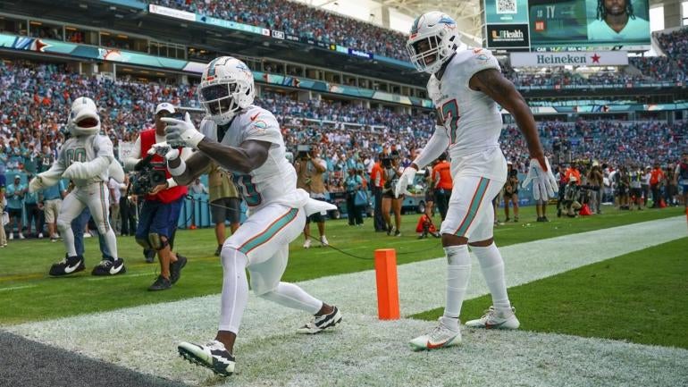 tyreek-hill-phone-dolphins-getty.jpg