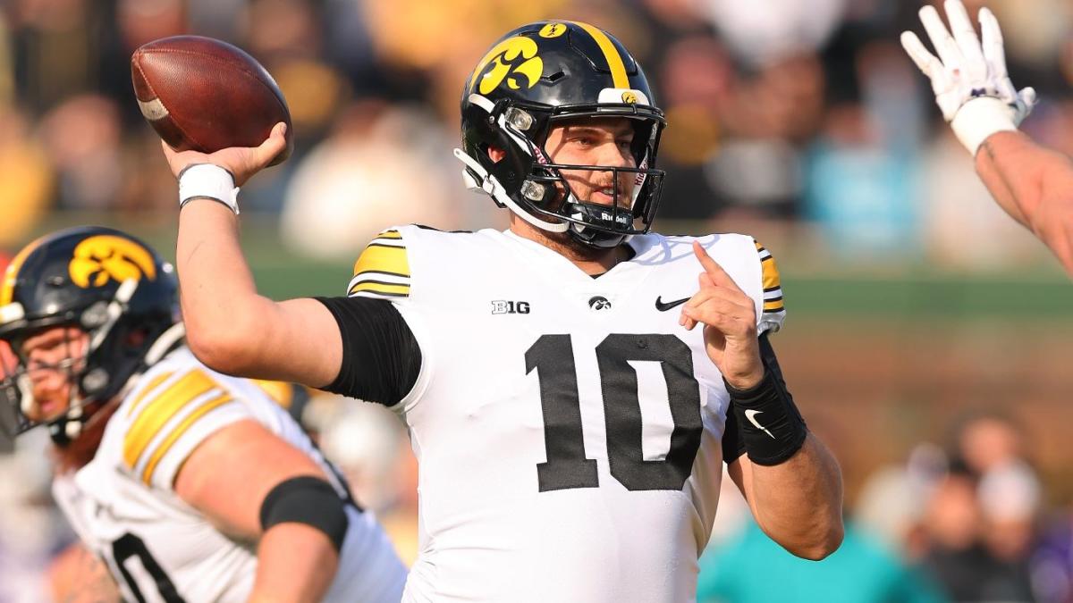 Iowa Bar Offering Free Drinks Until Hawkeyes Score Against Michigan In ...