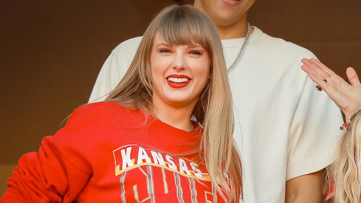 Taylor Swift on hand at Lambeau Field to watch Travis Kelce