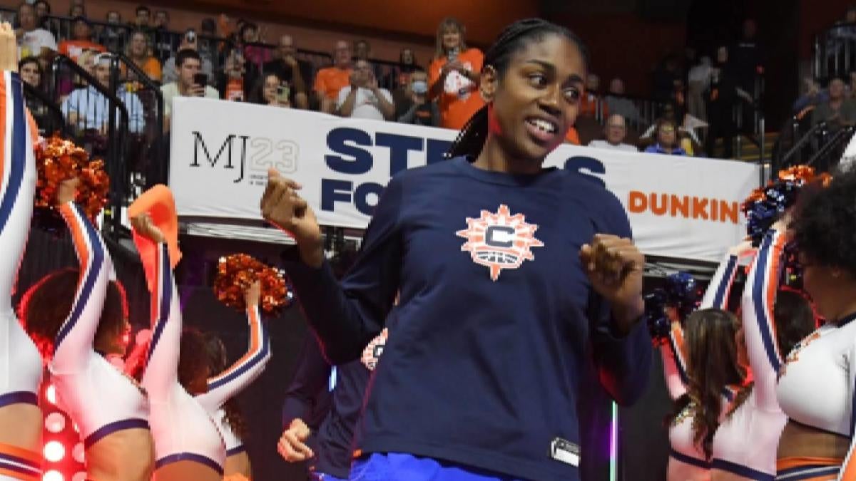 Former UConn star Tiffany Hayes announces retirement from WNBA after 11 ...