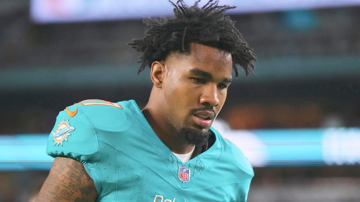 Dolphins WR Jaylen Waddle returns after injuring chest early in Week 15 game against Jets Dolphins WR Jaylen Waddle returns after injuring chest early in Week 15 game against Jets