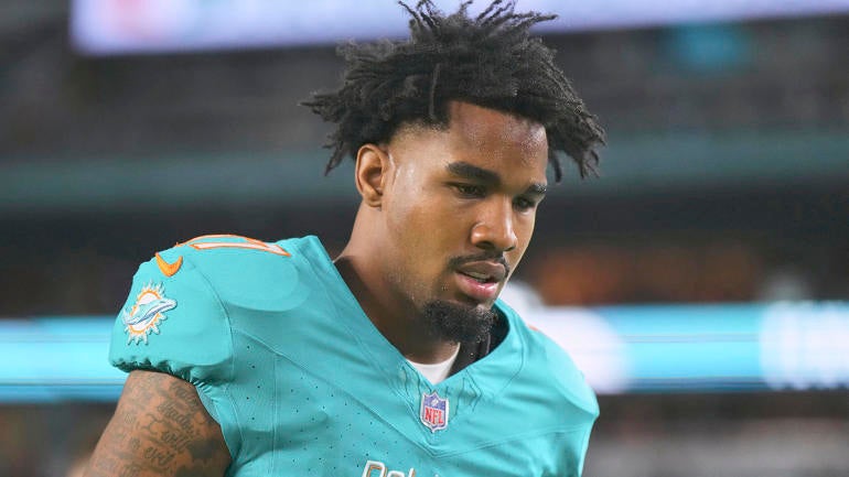 Dolphins WR Jaylen Waddle Returns After Injuring Chest Early In Week 15 ...