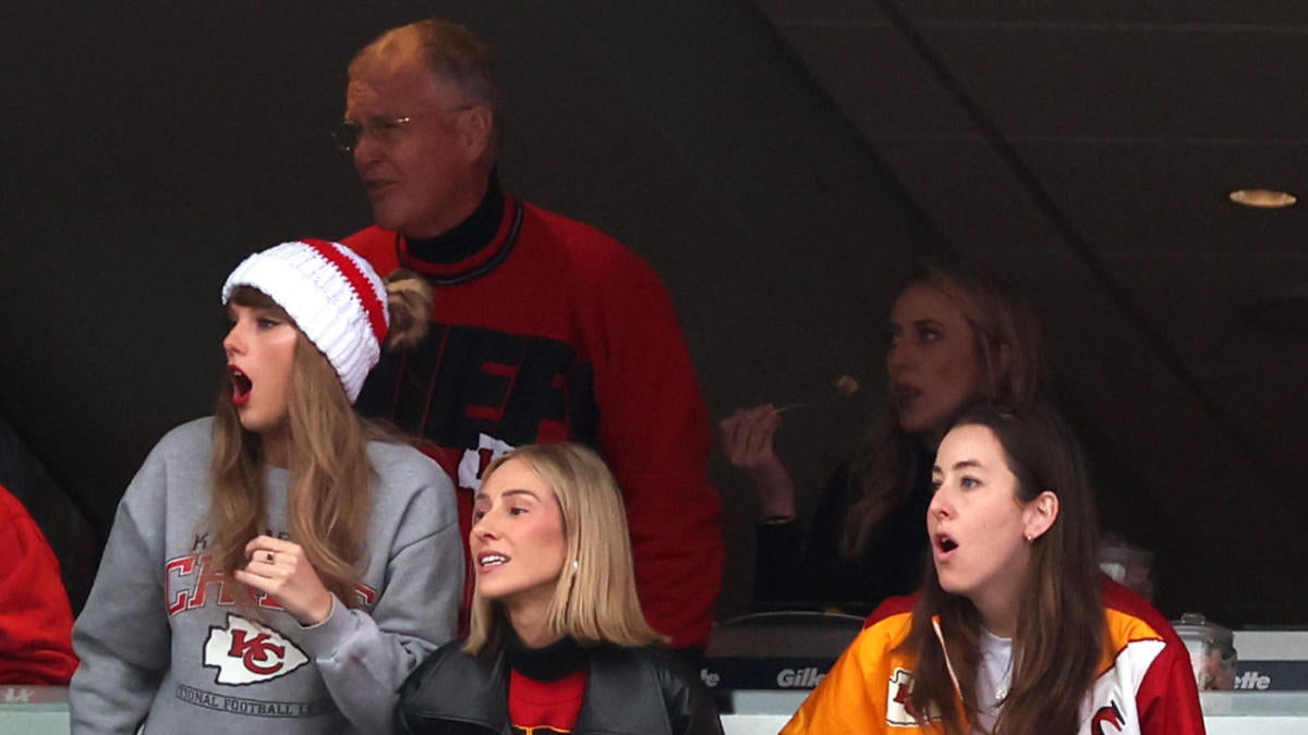 Taylor Swift wears vintage game gear for Chiefs-Bill game