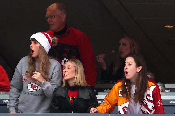 Here's what Taylor Swift wore to watch Travis Kelce play this Sunday ...