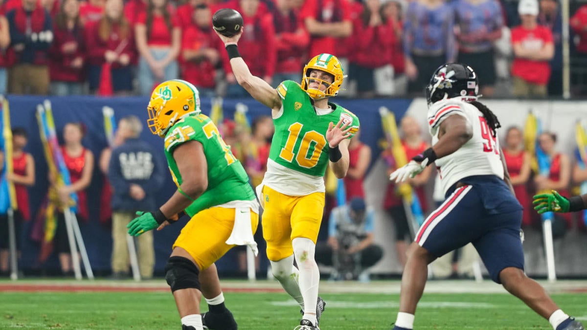 Oregon QB Bo Nix breaks Ducks' singleseason records for passing yards