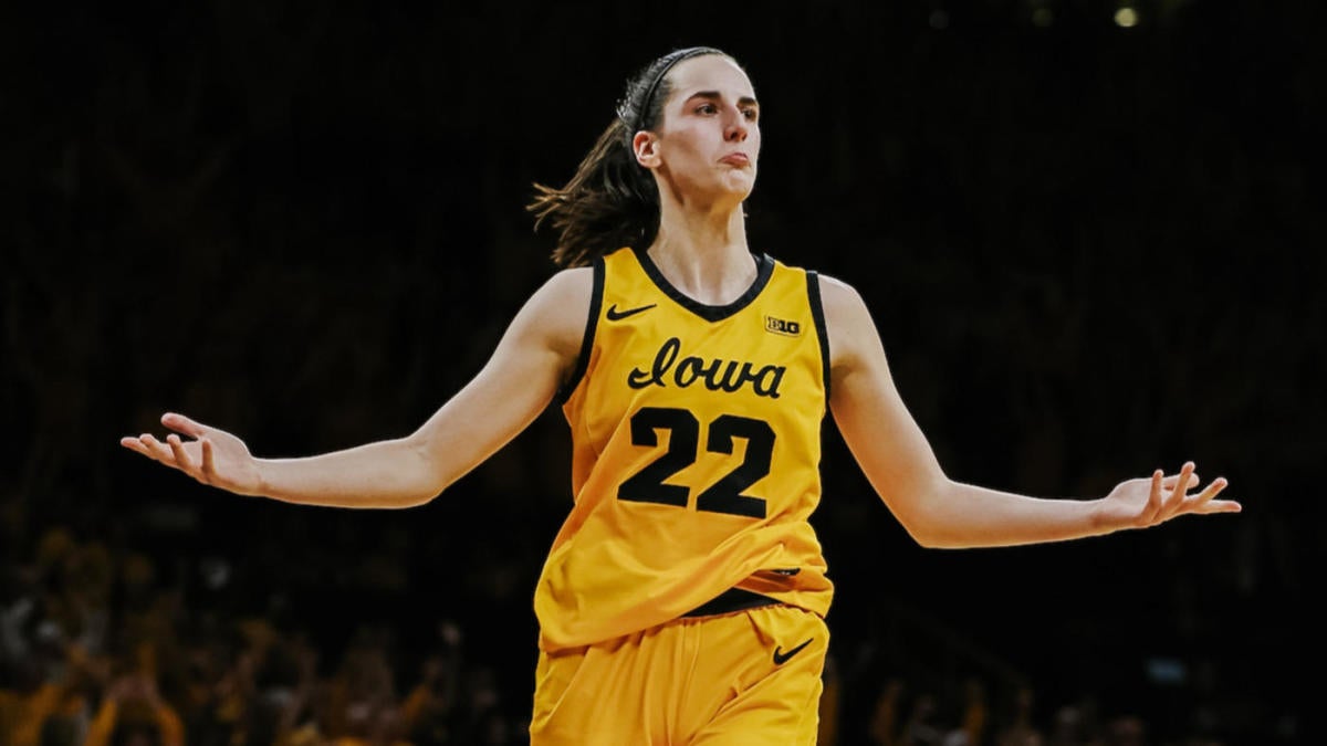 LOOK: Iowa's Caitlin Clark hits buzzer-beating game-winner from logo to avoid overtime vs. Michigan State - CBSSports.com