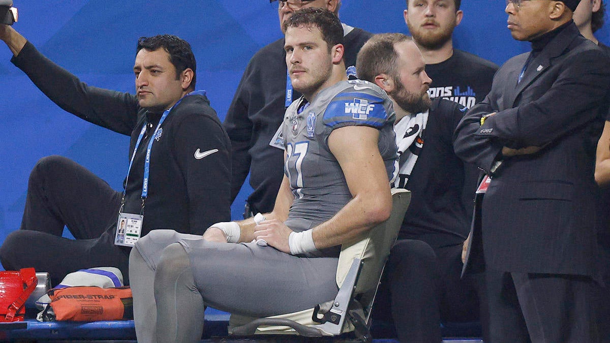 Lions' Sam LaPorta carted off with knee injury after setting NFL rookie