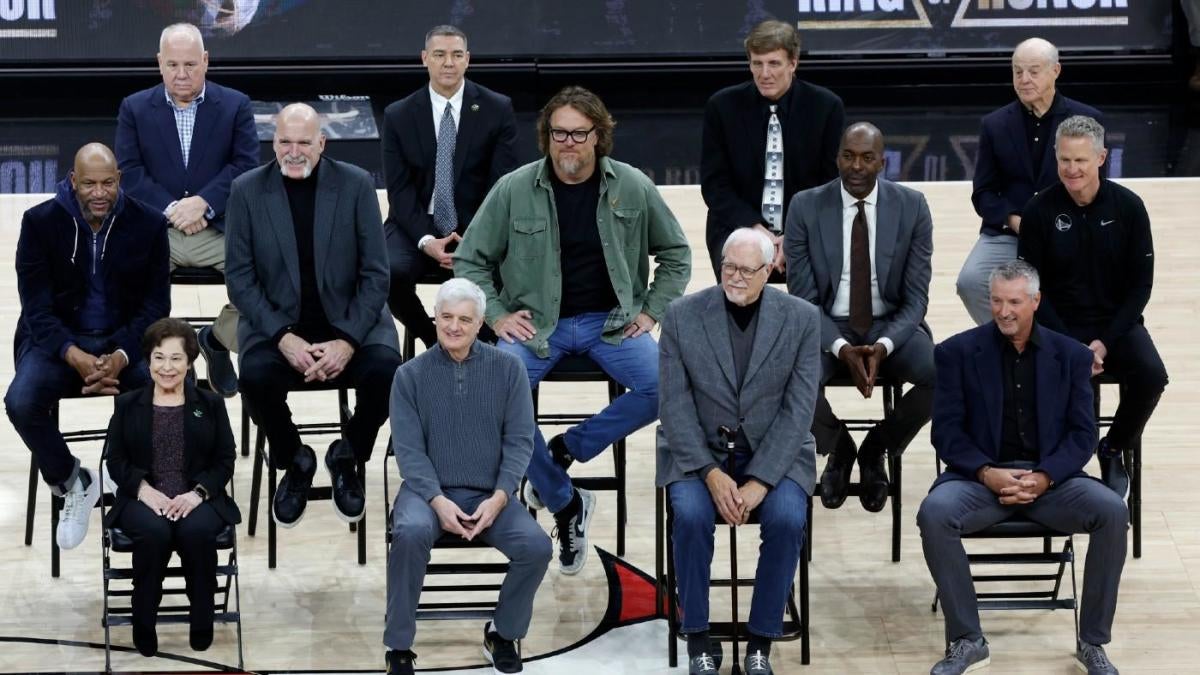 Bulls fans boo late GM Jerry Krause during Ring of Honor ceremony