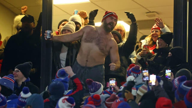 Jason Kelce goes shirtless to celebrate brother Travis' touchdown