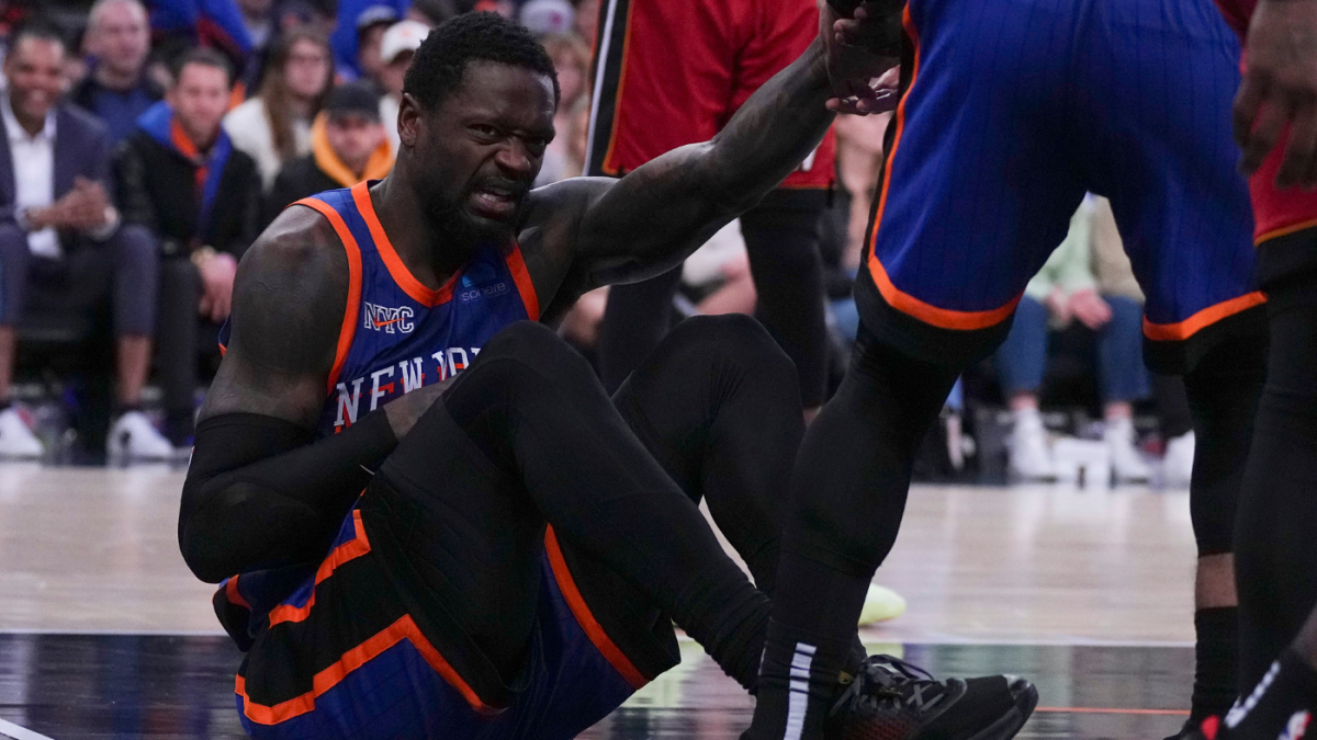 Julius Randle injury update: Knicks star suffered dislocated shoulder vs.  Heat, per report - CBSSports.com