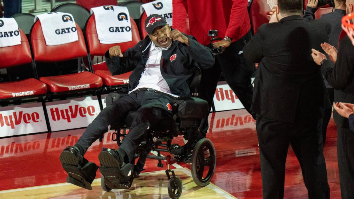 WATCH: Former Wisconsin assistant Howard Moore honored in emotional return to Kohl Center after car accident – CBS Sports
