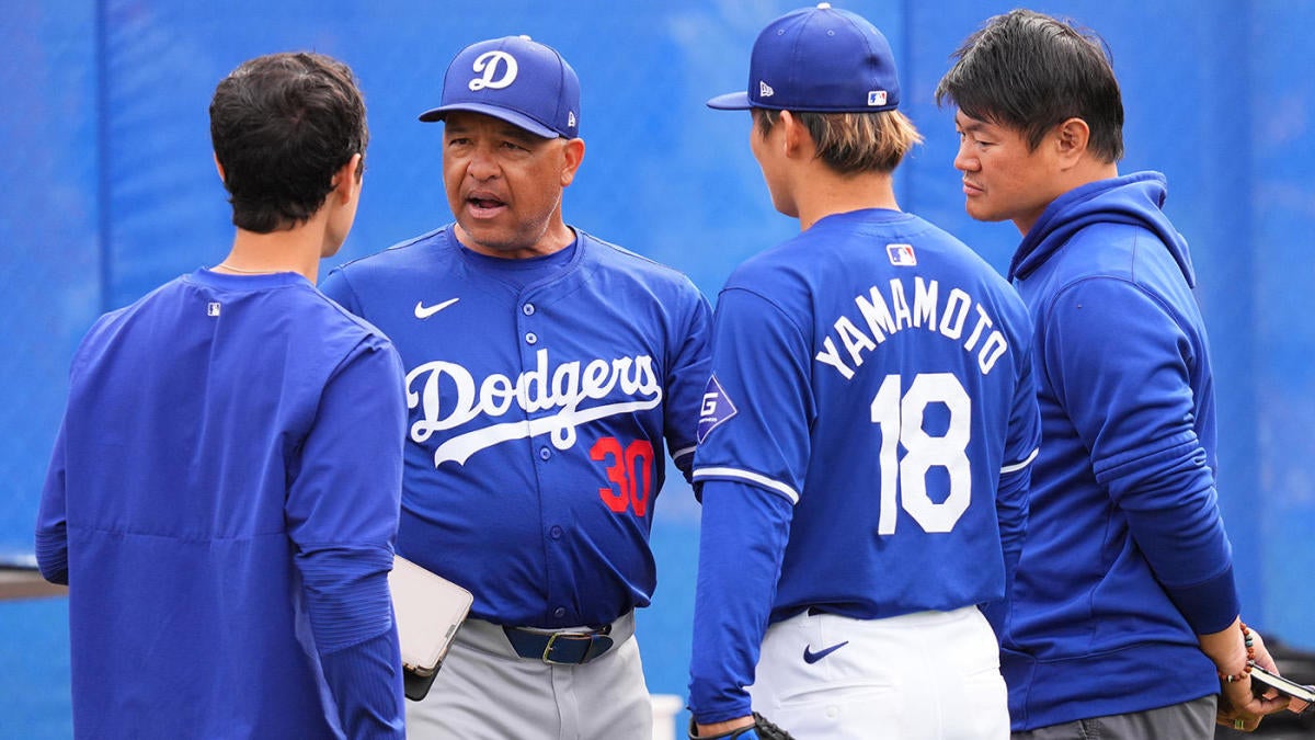 Egg thrown at Dave Roberts as Dodgers, Padres arrive in South Korea for MLB's  first regular-season game - CBSSports.com