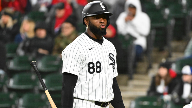 Luis Robert Jr. injury: White Sox star leaves game vs. Royals with ...