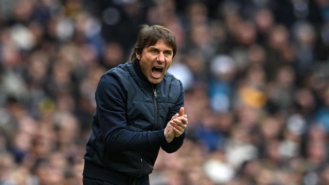 Antonio Conte di lapangan latihan Napoli