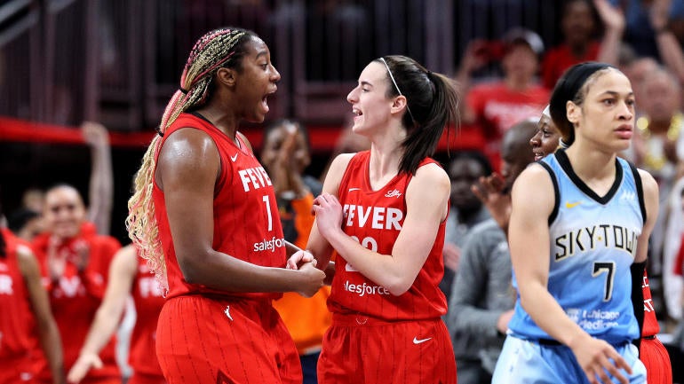 Caitlin Clark and Indiana Fever take down Angel Reese, Chicago Sky to ...