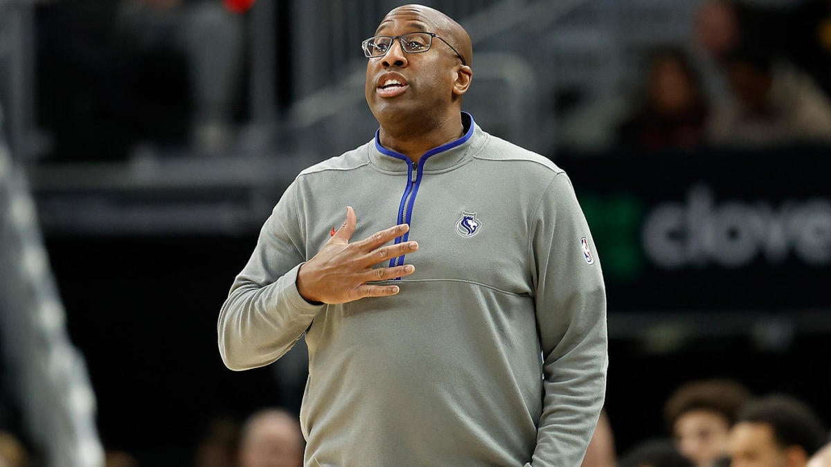 Kings coach Mike Brown agrees to three-year extension despite rumors of rift with ownership, per report - CBSSports.com