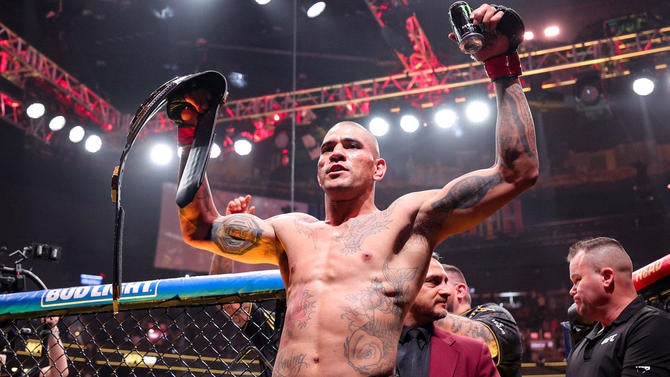 alex-pereira-belt-celebrate.jpg