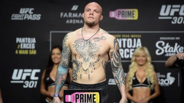 anthony-smith-weighin.jpg