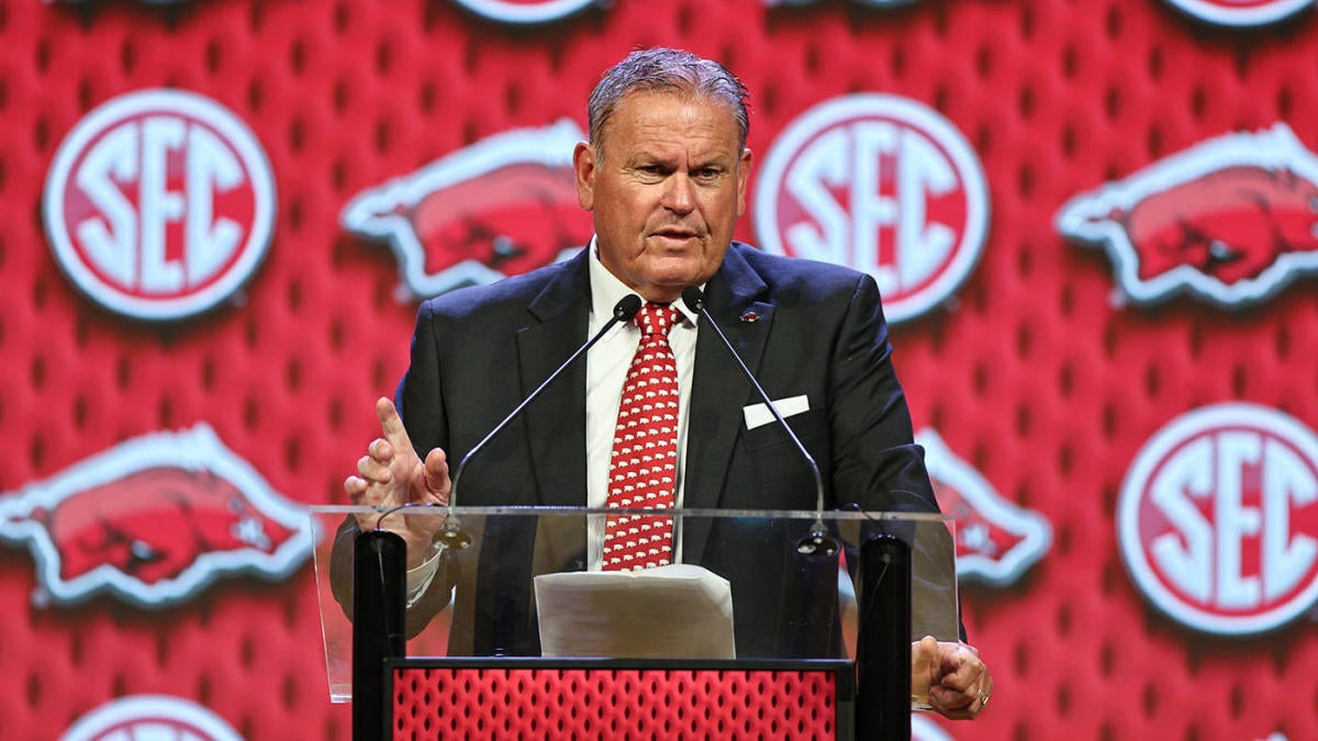 Everybody loves Sam Pittman, but Arkansas boss must course-correct in 2024  to get off hot seat - CBSSports.com