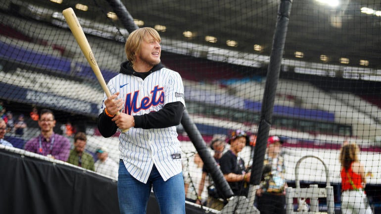 paddy-pimblett-mets-bat.jpg