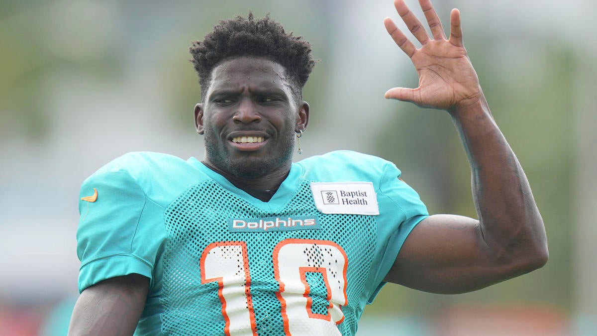 Tyreek Hill injury update: Dolphins WR skips team drills due to thumb issue, catches balls without hand cast Tyreek Hill injury update: Dolphins WR skips team drills due to thumb issue, catches balls without hand cast