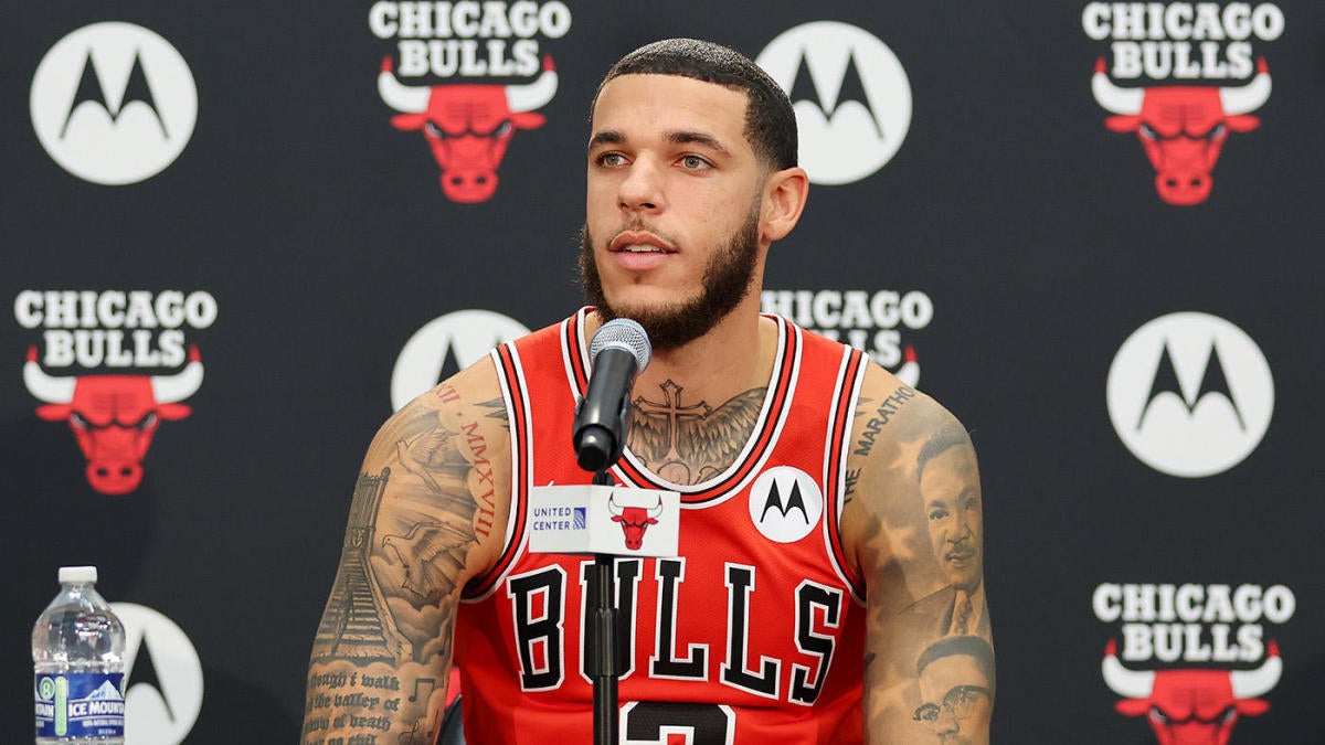 Lonzo Ball shows progress in 5-on-5 scrimmage as Bulls guard works on  comeback after missing two seasons - CBSSports.com