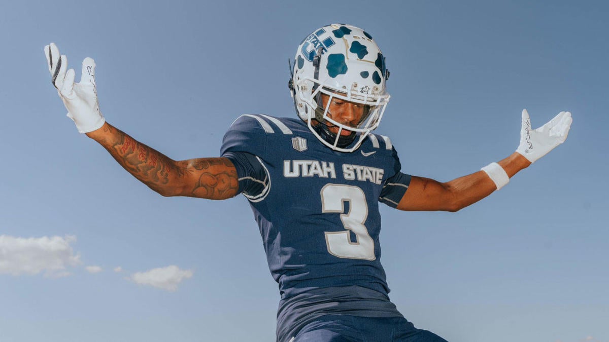 cow football helmet Wyoming Cowboys Riddell Speed Replica Full Size 8055792 LOOK: Utah State to wear