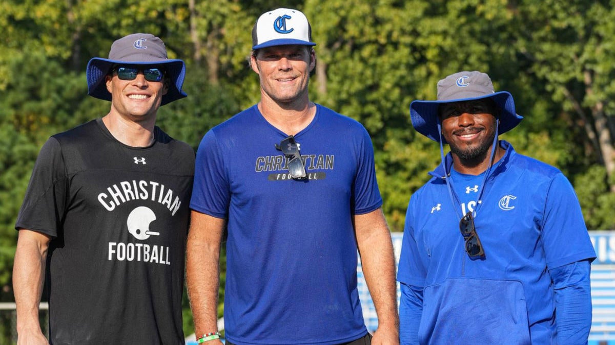 LOOK Greg Olsen Luke Kuechly and Jonathan Stewart are coaching middle school football together CBSSports