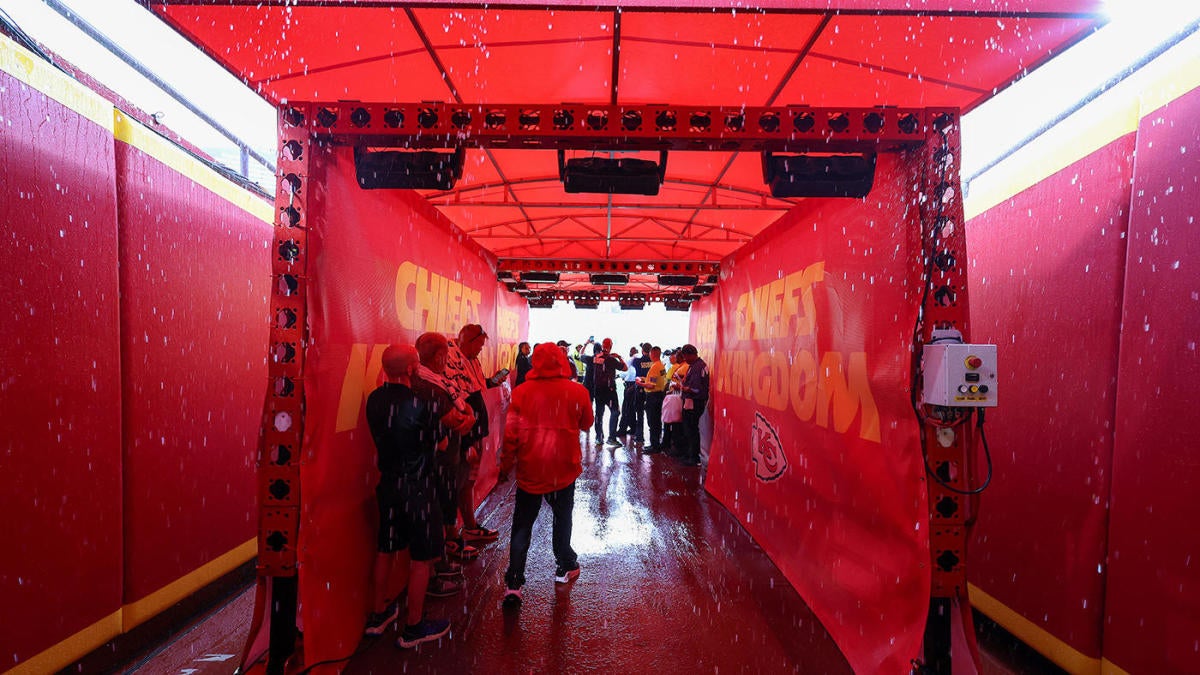 Chiefs vs. Ravens weather delay: Kickoff pushed back after heavy rain, lightning affects pregame warmups Chiefs vs. Ravens weather delay: Kickoff pushed back after heavy rain, lightning affects pregame warmups
