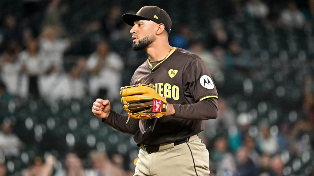 Can the Padres afford to stick with closer Robert Suarez? Battle for MLB playoff berth means every save counts - CBSSports.com