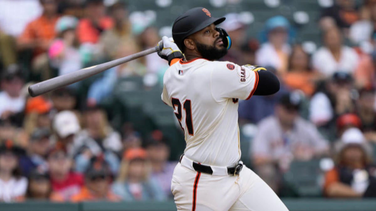 Giants' Heliot Ramos hits historic home run into McCovey Cove, but team can't get ball back from kayaking fan - CBSSports.com