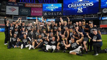 yankees-team-celebrate.jpg