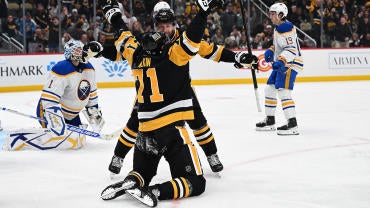 evgeni-malkin-celebrate.jpg