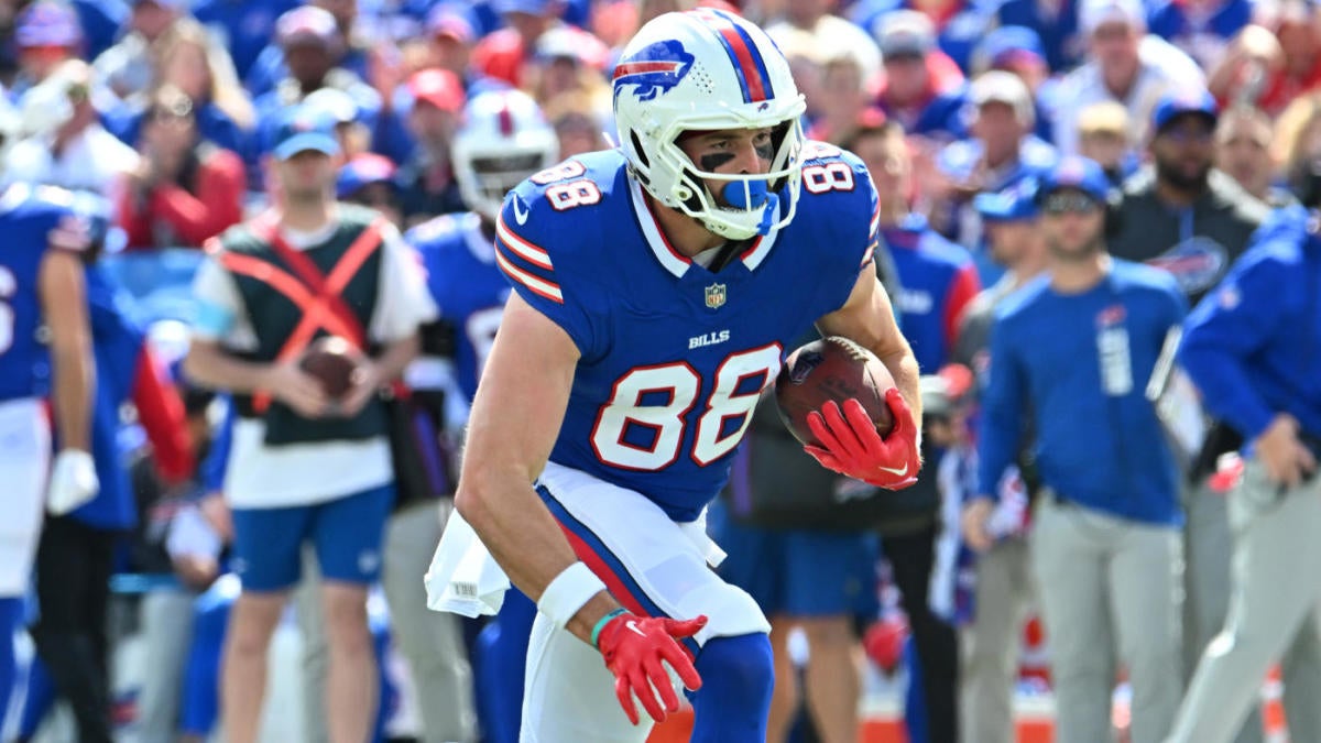 WATCH: The NFL Today crew breaks multiple tables outside Buffalo before Chiefs-Bills showdown